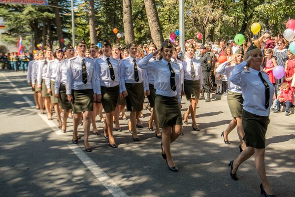 Парад в Южной Осетии уже второй год украшают женщины военнослужащие и сотрудницы МВД. - Sputnik Южная Осетия