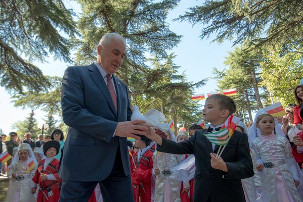 Дети подарили президенту Тибилову фигурку белого голубя. - Sputnik Южная Осетия