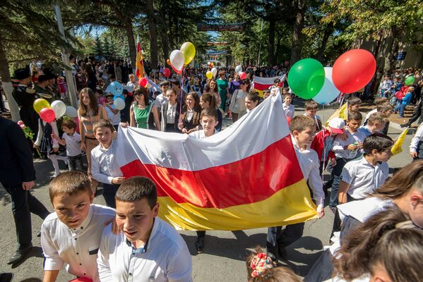 День продолжился народными гуляньями. - Sputnik Южная Осетия