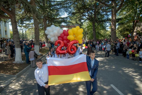 В День республики в Цхинвале прошел военный парад и народные гулянья. - Sputnik Южная Осетия