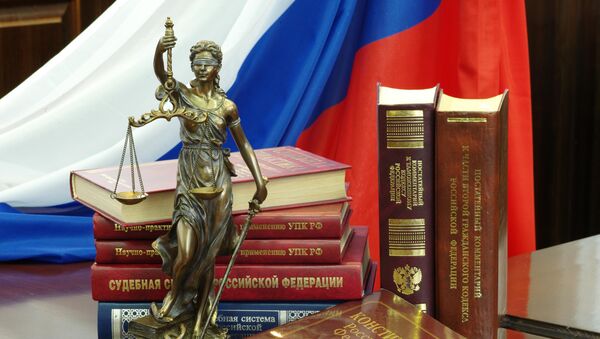 Статуя Фемиды и юридическая литература на столе в зале судебных заседаний - Sputnik Южная Осетия