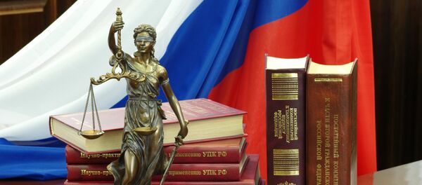 Статуя Фемиды и юридическая литература на столе в зале судебных заседаний Статуя Фемиды и юридическая литература на столе в зале судебных заседаний - Sputnik Южная Осетия
