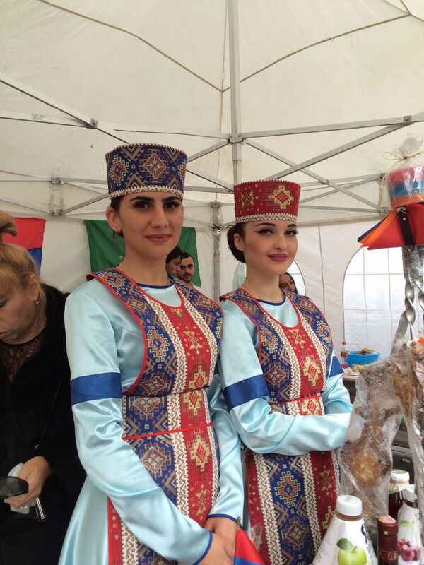 Эти прекрасные девушки — представительницы общественной армянской организации Эребуни - Sputnik Южная Осетия