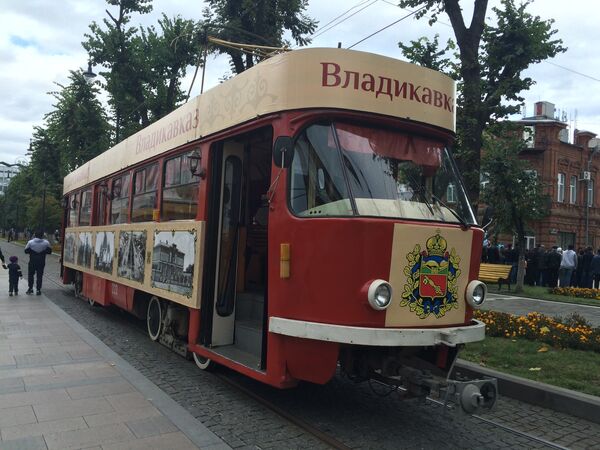 А такие трамваи стояли на территории проспекта Мира. В них гости могли отдохнуть и согреться - Sputnik Южная Осетия