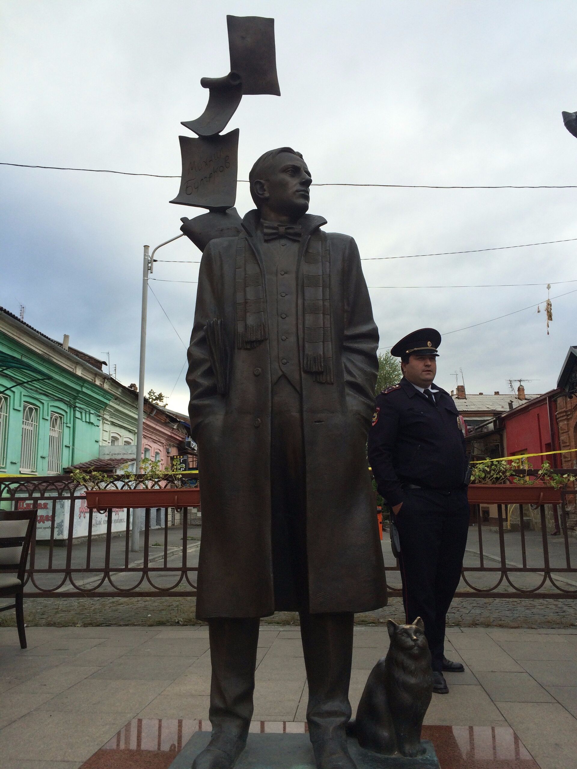 А на страже порядка стояли Михаил Афанасьевич Булгаков и сотрудник полиции. Горожане были в надежных руках А на страже порядка стояли Михаил Афанасьевич Булгаков и сотрудник полиции. Горожане были в надежных руках - Sputnik Южная Осетия, 1920, 16.11.2025