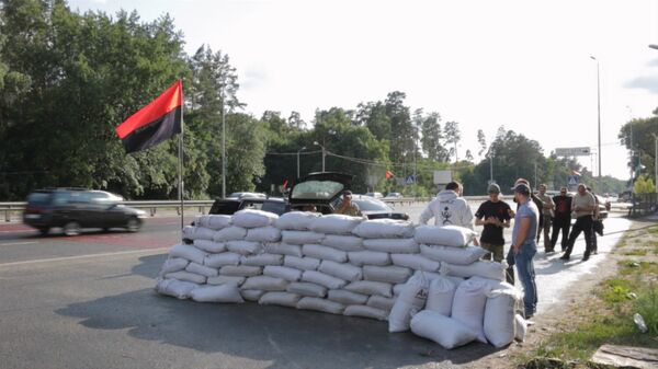 СПУТНИК_Бойцы Правого сектора поставили стену из мешков с песком на въезде в Киев - Sputnik Южная Осетия