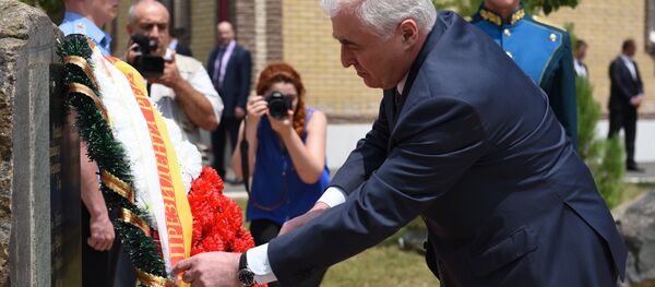 Возложение венка миротворцам Возложение венка миротворцам - Sputnik Южная Осетия