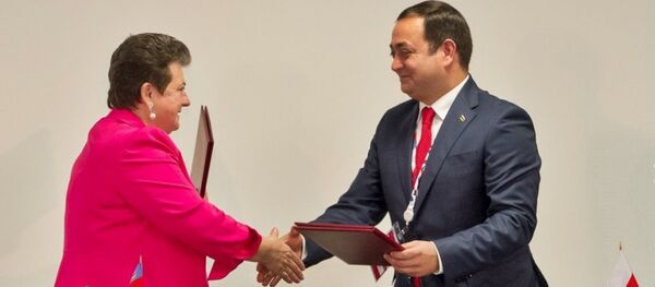 Посол РЮО в РФ Знаур Гассиев и губернатор Владимирской области Светлана Орлова Посол РЮО в РФ Знаур Гассиев и губернатор Владимирской области Светлана Орлова - Sputnik Хуссар Ирыстон