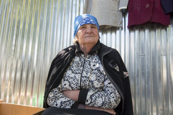 Немало пенсионеров в Южной Осетии занимаются мелкой торговлей. Это и прибавка к пенсии, и возможность порадовать подарками внуков - Sputnik Южная Осетия