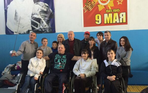 Тренер паралимпийцев Алексий Лазариди (слева) с командой - Sputnik Южная Осетия