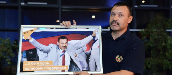 Член белорусской сборной А. Фомочкин, вынесший на открытии Паралимпиады в Рио-де-Жанейро флаг России, прилетел в Минск Член белорусской сборной А. Фомочкин, вынесший на открытии Паралимпиады в Рио-де-Жанейро флаг России, прилетел в Минск - Sputnik Южная Осетия