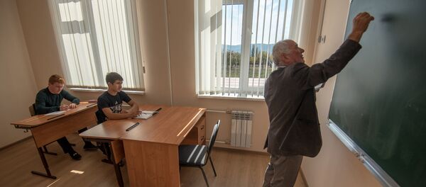 Хазби Плиев на уроке Хазби Плиев на уроке - Sputnik Южная Осетия