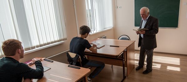 Учитель Хазби Плиев на уроке Учитель Хазби Плиев на уроке - Sputnik Южная Осетия