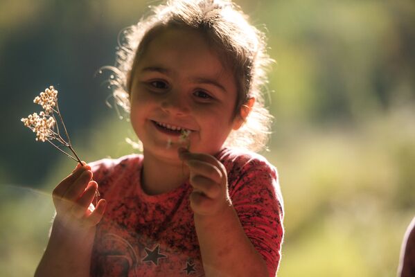 Самая искренняя улыбка – у детей, они радуются жизни просто так, не ожидая ничего - Sputnik Южная Осетия
