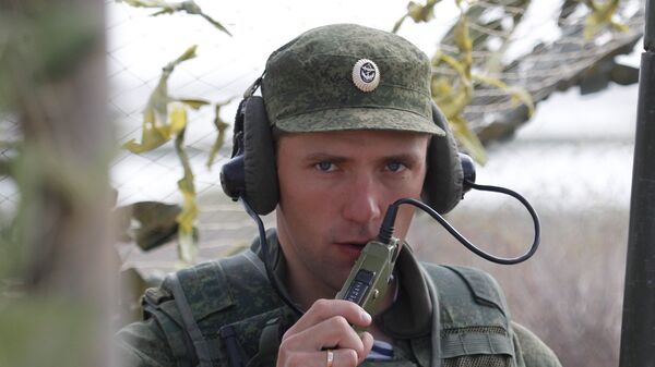 Российский военнослужащий выходит на связь во время учений - Sputnik Хуссар Ирыстон
