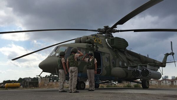 Летчики у российского транспортно-штурмового вертолета МИ-8АМШТ на аэродроме Хмеймим в Сирии - Sputnik Южная Осетия