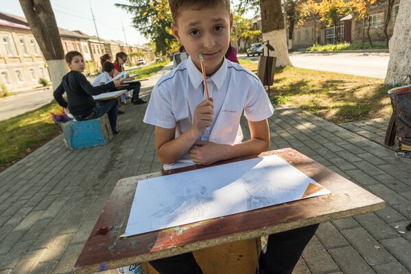 Прежде чем брать в руки краски, нужно выбрать объект для рисования и сделать набросок карандашом - Sputnik Южная Осетия