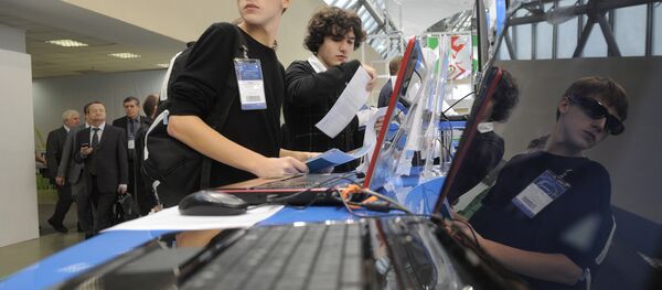 Подростки на выставке нанотехнологических проектов - Sputnik Южная Осетия
