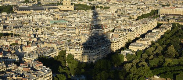 Тень Эйфелевой башни на домах Парижа - Sputnik Южная Осетия