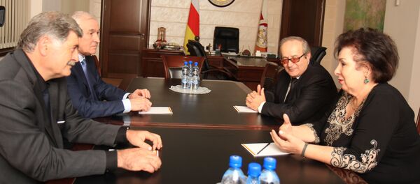 Встреча президента Леонида Тибилова и председатель Владикавказского центра Анатолий Кусраев Встреча президента Леонида Тибилова и председатель Владикавказского центра Анатолий Кусраев - Sputnik Южная Осетия