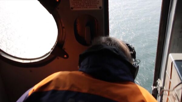 Спасатели на вертолете искали  моряков с затонувшего в Крыму плавучего крана - Sputnik Южная Осетия