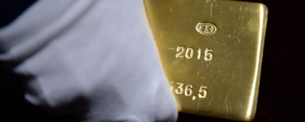 Золотой слиток на заводе по обработке цветных металлов Золотой слиток на заводе по обработке цветных металлов - Sputnik Южная Осетия