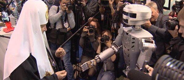 Робот Федор протянул руку Патриарху Кириллу на выставке православного форума Робот Федор протянул руку Патриарху Кириллу на выставке православного форума - Sputnik Южная Осетия