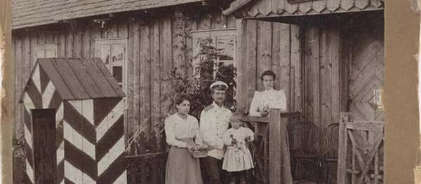 Семья офицера ОКПС на фоне здания заставы Семья офицера ОКПС на фоне здания заставы - Sputnik Южная Осетия