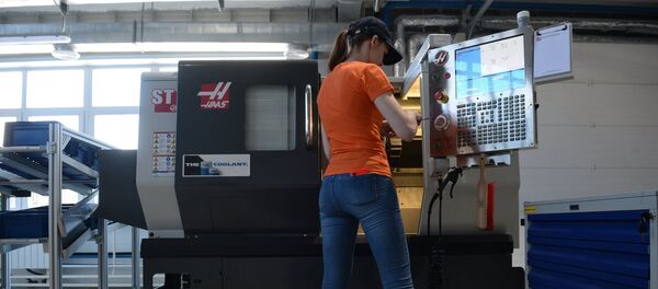 Сотрудница работает в цехе на открытии первой в России Образцовой фабрики Уральского федерального университета - Sputnik Южная Осетия