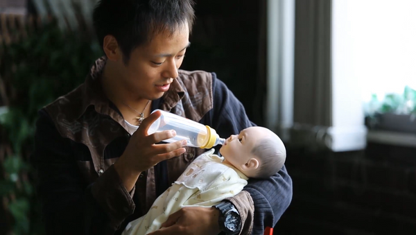 Курс молодого отца, или Как японские мужчины учатся ухаживать за младенцами - Sputnik Южная Осетия