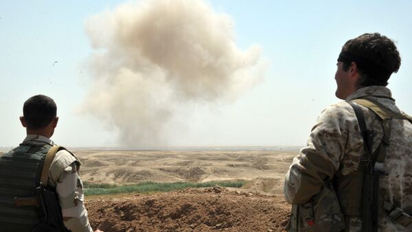 Бойцы курдских вооруженных сил наблюдают за уничтожением мин ИГ - Sputnik Южная Осетия