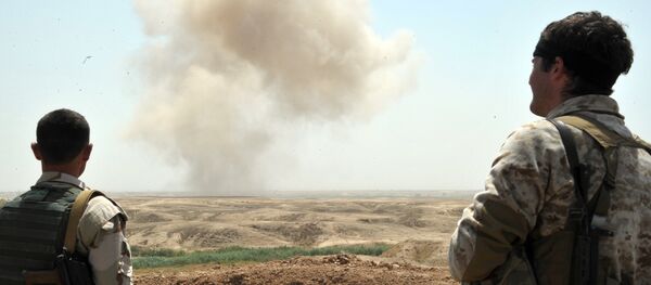 Бойцы курдских вооруженных сил наблюдают за уничтожением мин ИГ Бойцы курдских вооруженных сил наблюдают за уничтожением мин ИГ - Sputnik Южная Осетия