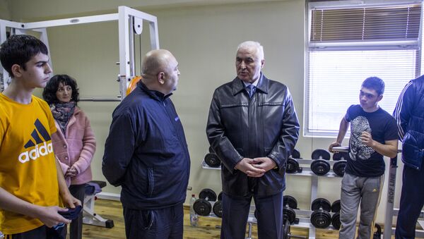 Президент Леонид Тибилов проверяет спортзал - Sputnik Южная Осетия