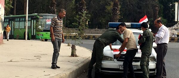 Сотрудники полиции готовятся к выходу мирных граждан и боевиков из восточного Алеппо - Sputnik Южная Осетия