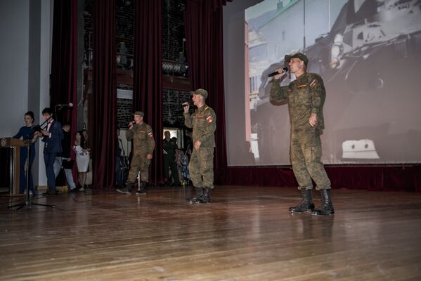 Поздравить студентов пришли и военнослужащие 4-й российской военной базы, дислоцированной в Южной Осетии. - Sputnik Южная Осетия