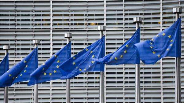 Флаги Евросоюза у здания штаб-квартиры Европейской комиссии в Брюсселе - Sputnik Южная Осетия