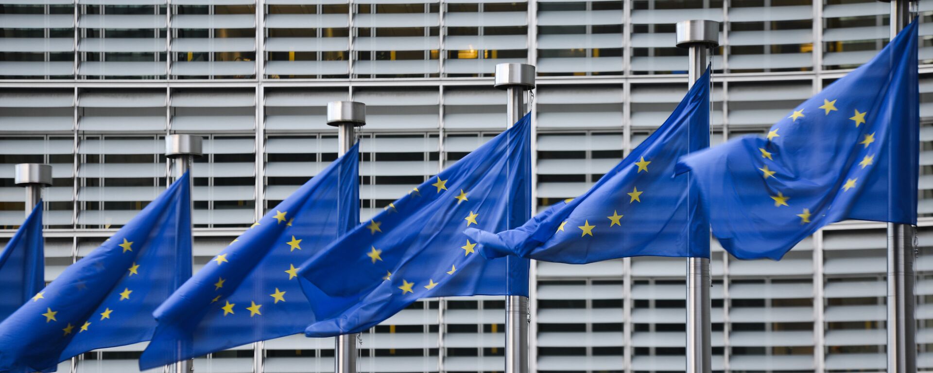Флаги Евросоюза у здания штаб-квартиры Европейской комиссии в Брюсселе - Sputnik Южная Осетия, 1920, 11.08.2022