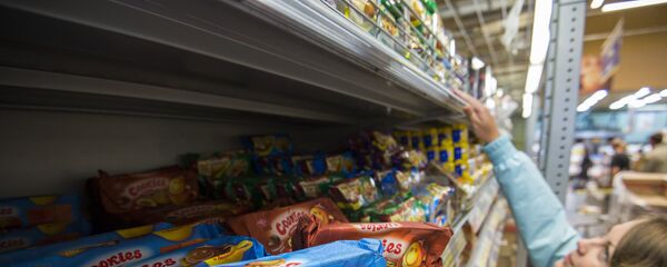 Девушка выбирает еду в магазине Девушка выбирает еду в магазине - Sputnik Южная Осетия
