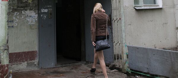 Девушка входит в подъезд дома - Sputnik Южная Осетия
