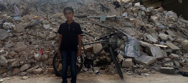 Ребенок у КПП в восточном Алеппо Ребенок у КПП в восточном Алеппо - Sputnik Южная Осетия