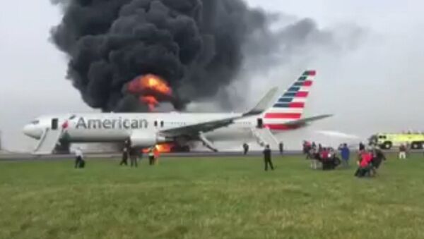 Boeing загорелся после неудачного взлета в аэропорту Чикаго. Съемка очевидца - Sputnik Южная Осетия