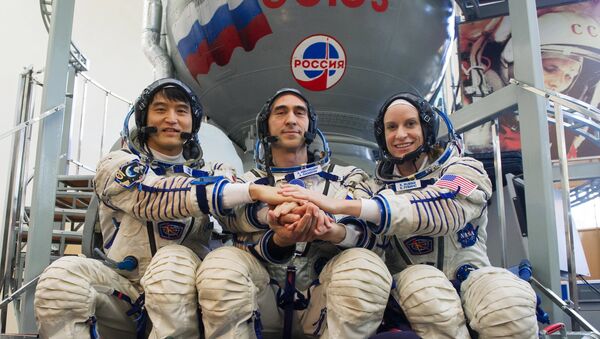 Члены экипажа МКС Ониши Такуя, Анатолий Иванишин и Кэтлин Рубинс - Sputnik Южная Осетия