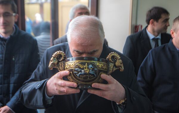 Глава государства по традиции пригубил чашу с осетинским пивом - Sputnik Южная Осетия