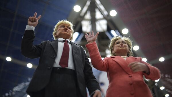 Куклы кандидатов в президенты США Хиллари Клинтон и Дональда Трампа - Sputnik Южная Осетия