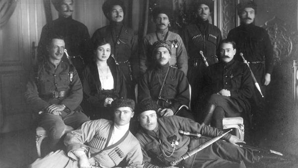 Лазарь Бичерахов (в центре) с соратниками - Sputnik Южная Осетия