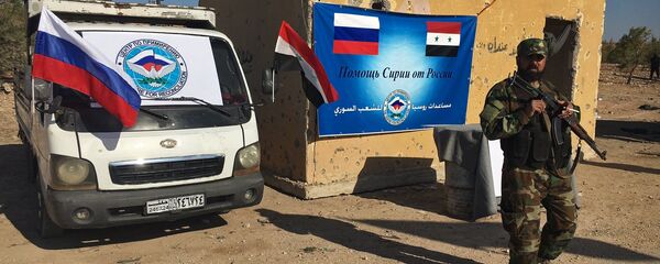 Сотрудник правоохранительных органов в районе гуманитарного коридора Сотрудник правоохранительных органов в районе гуманитарного коридора - Sputnik Южная Осетия