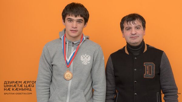 Боксер Вадим Кочиев и его тренер Алан Чехоев - Sputnik Южная Осетия