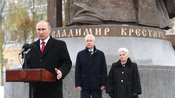 Президент РФ Владимир Путин выступает на церемонии открытия памятника князю Владимиру - Sputnik Южная Осетия