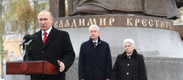 Президент РФ Владимир Путин выступает на церемонии открытия памятника князю Владимиру - Sputnik Южная Осетия