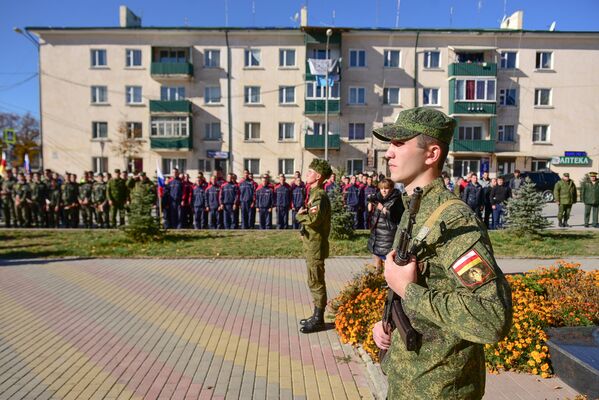 Мероприятие началось у памятника российским миротворцам. - Sputnik Южная Осетия